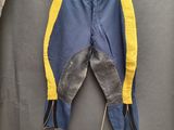 une photo d'un pantalon muni de fermetures éclair, suspendu à une corde à linge