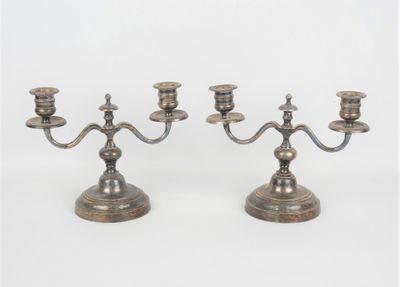 paire de bougeoirs anciens en métal argenté, sur socle