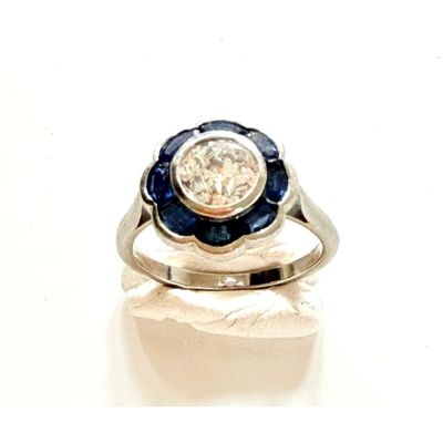 une bague sertie d'un diamant et d'un saphir, montée sur une monture en or blanc