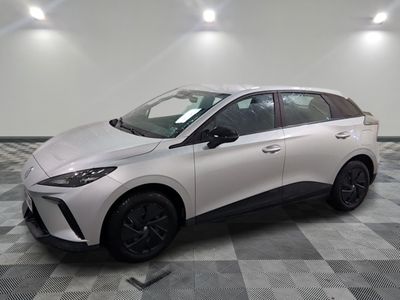 Une Toyota C-HR 2020 dans un showroom au sol à carreaux