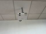 un petit projecteur suspendu au plafond dans une pièce