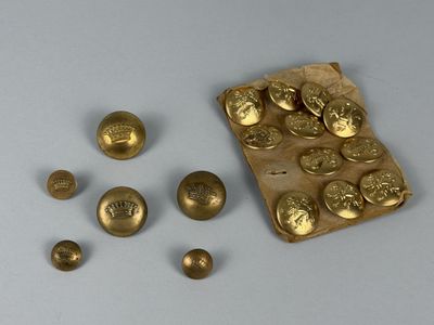 Lot de 11 boutons à motif héraldique et on y joint 5 boutons…