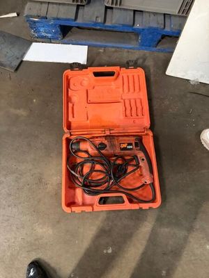 une boîte à outils contenant des fils électriques et une paire de chaussures