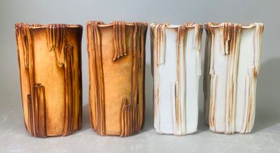 trois vases posés côte à côte sur une table