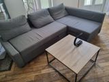 un canapé et une table basse dans un salon