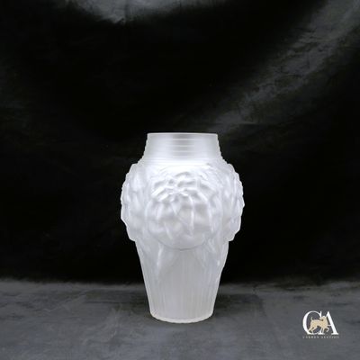 un vase blanc orné d'une tête de lion