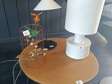 une table sur laquelle se trouvent une lampe et une cage à oiseaux