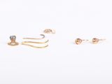 trois paires de boucles d'oreilles en or et une paire de boucles d'oreilles