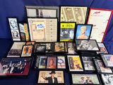 beaucoup de disques, encadrés ou non, posés sur la table