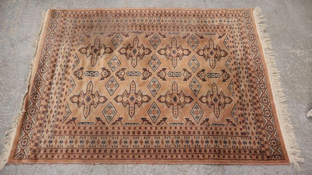Tapis noué main. 168 x 126 cm. Manques, à nettoyer