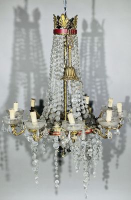 une image d'un lustre en verre et en métal