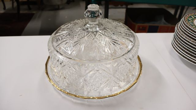 Cloche en cristal, joint un plat à gâteau en cristal
