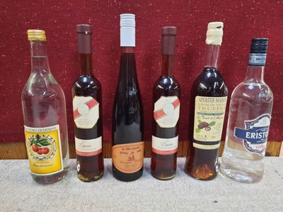 plusieurs bouteilles de vin sont alignées sur une table