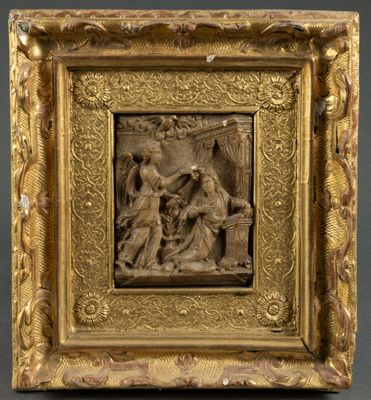 un cadre doré orné d'un relief représentant un homme et une femme dans un jardin