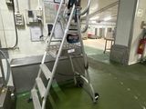 une échelle posée au milieu d'une pièce