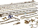 de nombreux types de bracelets différents sur un fond blanc