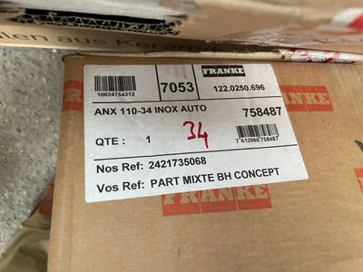 une boîte sur laquelle est collé un autocollant
