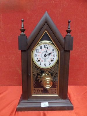 une horloge posée sur une table