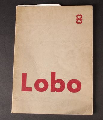 un vieux livre sur lequel est inscrit le mot « lobo » en rouge sur fond noir