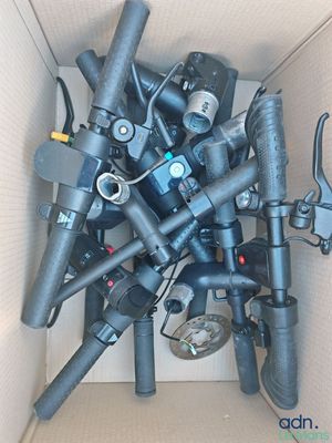 Lot de pièces de trottinettes électriques composé de guidons…