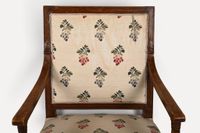 Fauteuil en bois mouluré et sculpté. (photo 3)