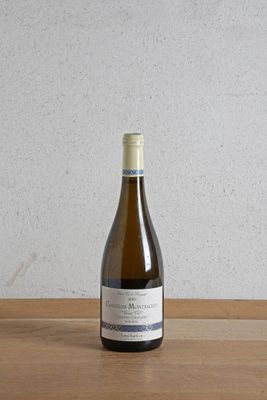 une bouteille de vin posée sur une table à côté d'une bouteille de vin