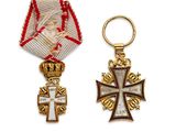 deux médailles et une croix sur fond blanc