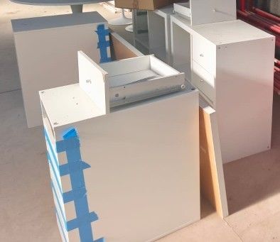 plusieurs meubles qui ont été assemblés