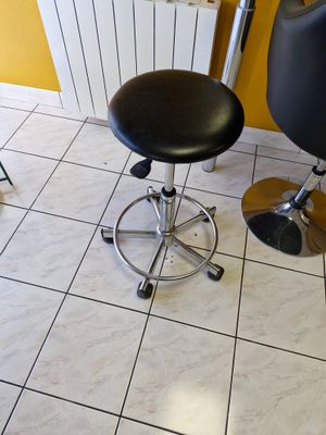 Tabouret réglable sur roulettes en métal et simili cuir noir…