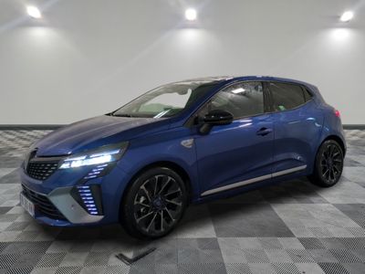 une voiture bleue garée sur le sol en damier d'un garage