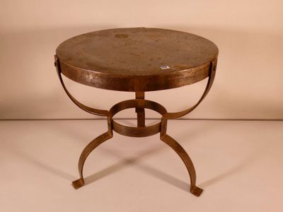 Table basse à piétement tripode en fer forgé à plateau circu… - Photo 1
