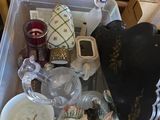 un récipient en plastique rempli d'objets divers posé sur une table