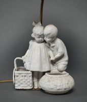 GROUPE en biscuit de porcelaine figurant un couple d’enfants…