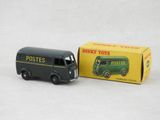 un petit camion jouet posé à côté d'une boîte de postes