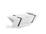 un banc en marbre blanc orné d'une bande noire