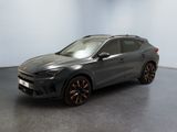 un SUV gris garé dans une pièce au sol noir