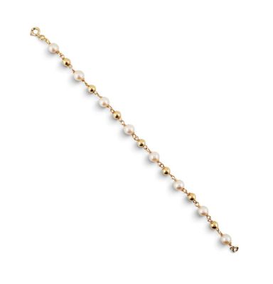 un bracelet en or orné de perles sur fond blanc