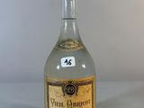 l'image d'une bouteille d'alcool posée sur une table