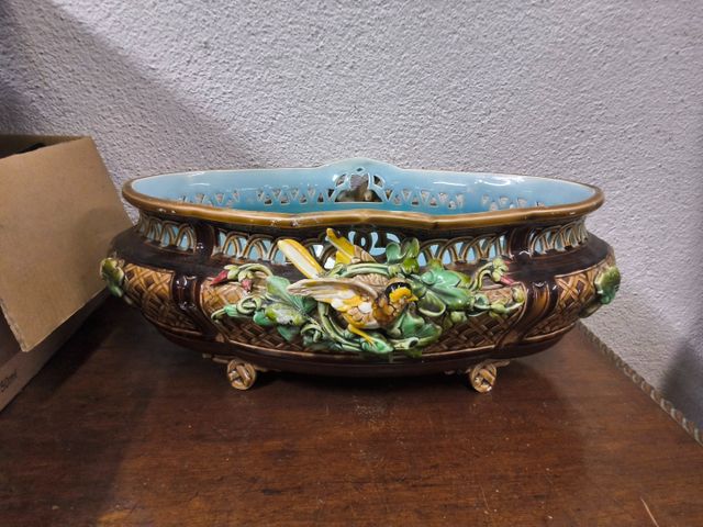 Jardinière en barbotine. Éclats