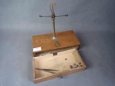 une petite boîte en bois surmontée d'une croix
