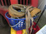 un panier contenant un tuyau et d'autres objets