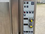 une image d'un four en acier inoxydable avec des boutons sur la porte
