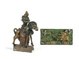 deux figurines représentant un homme à cheval, à côté d'une plaque
