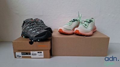 deux paires de chaussures posées l'une à côté de l'autre sur une boîte