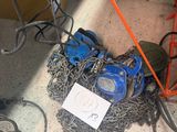 un tas de chaînes et une paire de chaussures par terre