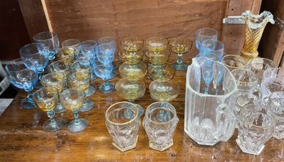 beaucoup de verres posés sur une table dans une pièce