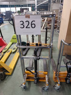 un chariot portant un numéro dans un entrepôt