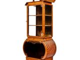 une image d'une armoire en bois avec une porte en verre