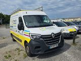 une camionnette blanche garée dans un parking
