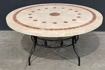 une image représentant une table ronde avec un plateau en carrelage